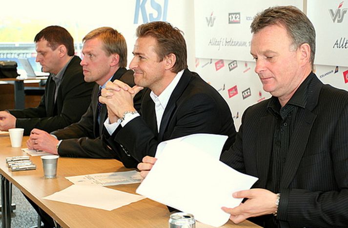 Eyjólfur Sverrisson er hér glaðbeittur á blaðamannafundinum í dag. Honum á vinstri hönd er Bjarni Jóhannsson aðstoðarþjálfari en Geir Þorsteinsson formaður og Þórir Hákonarson framkvæmdarstjóri KSÍ eru til vinstri á myndinni.