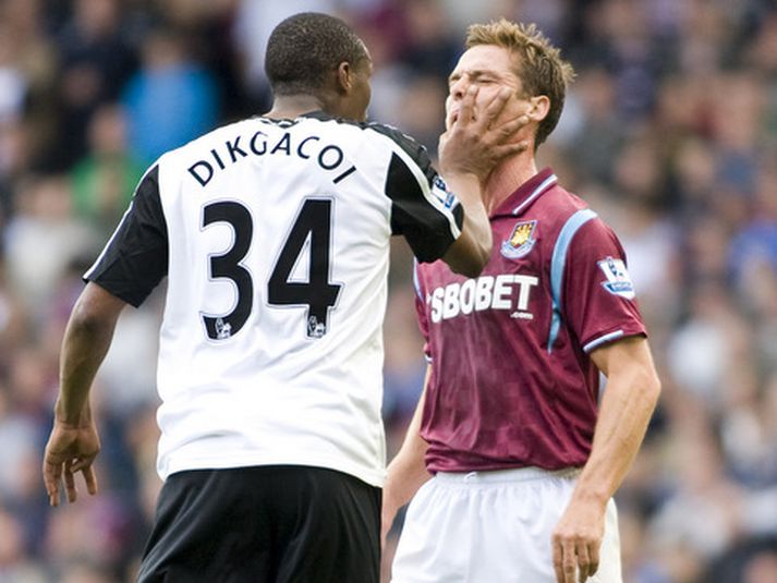 Kagisho Dikgacoi fékk rautt spjald eftir viðskipti sín við Scott Parker.