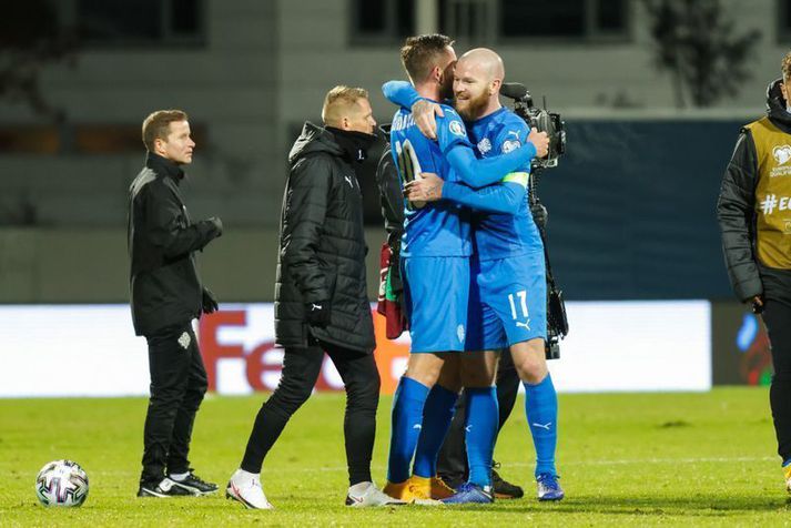 Fyrirliðinn Aron Einar Gunnarsson faðmar markaskorarann Gylfa Þór Sigurðsson í leikslok.