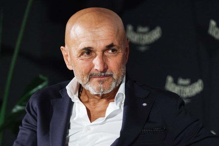 Luciano Spalletti mun örugglega passa sig að vera í síðaerrma bolum á hliðarlínunni og fela með því húðflúrið.