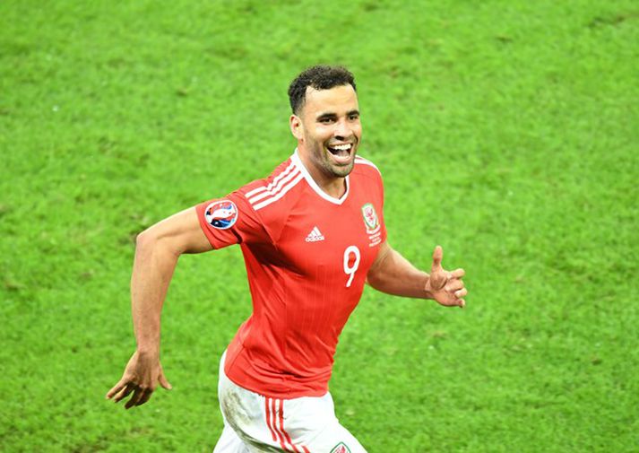 Robson-Kanu skoraði tvö mörk á EM í Frakklandi. Hér fagnar hann öðru þeirra.