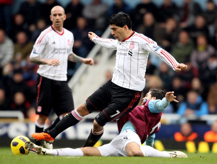 Suarez var keyptur til Liverpool fyrir 23 milljónir punda í janúar eða 4,3 milljarða kr. og skoraði hann í fyrsta leiknum gegn Stoke.