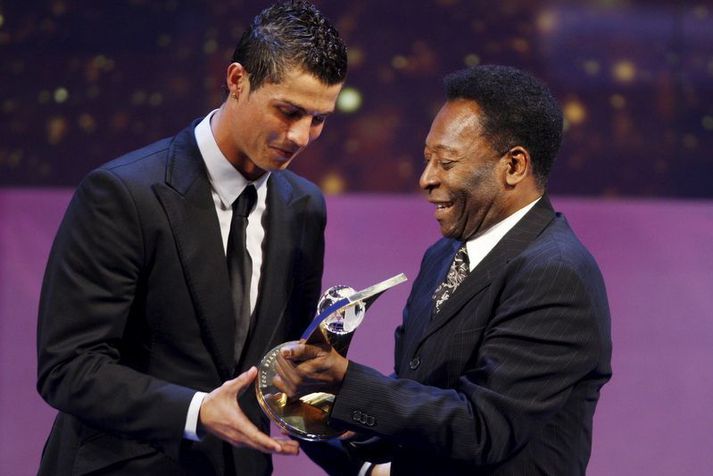 Cristiano Ronaldo fær hér verðlaun afhent frá Pele þegar Ronaldo var kosinn besti fótboltamaður heims fyrir árið 2008.