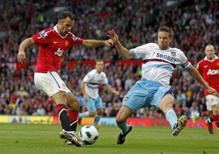 Upson í baráttu við Ryan Giggs á síðustu leiktíð.
