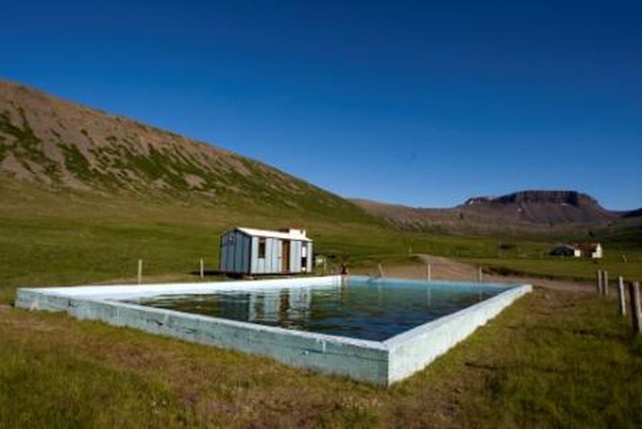 Sundlaugin í Arnarfirði.
