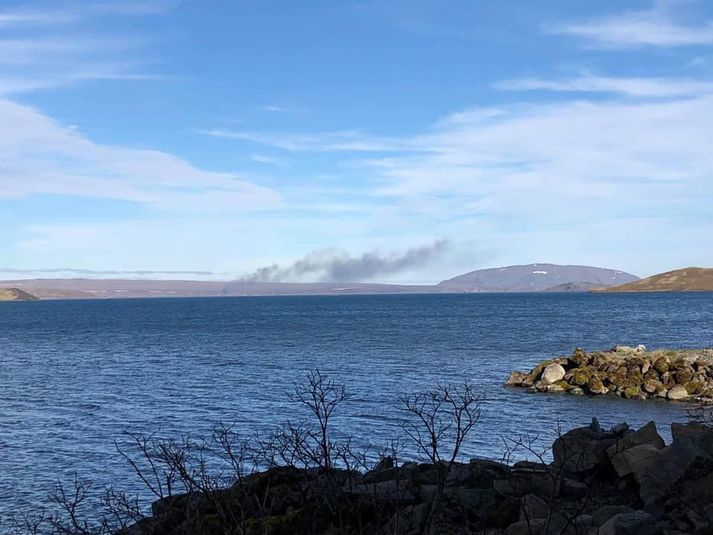 Reykurinn sést leggja frá bústaðnum úr talsverðri fjarlægð.