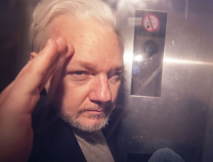 Assange var afhentur breskum yfirvöldum í apríl þegar Ekvadorar afturkölluðu hæli sem hann hafði notið hjá þeim.