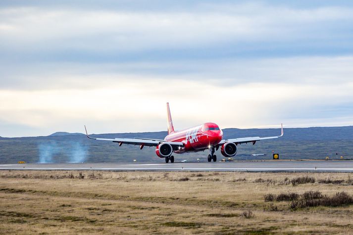 Af þeim farþegum sem flugu með Play í apríl voru 30 prósent á leið frá Íslandi, 27 prósent voru á leið til Íslands og 43 prósent voru tengifarþegar.