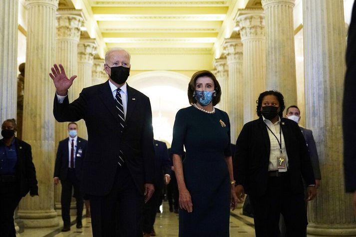 Joe Biden Bandaríkjaforseti með Nancy Pelosi, forseta fulltrúadeildarinnar (f.m). Þau hafa háð harða baráttu til að afla nægilegs stuðnings innan þingliðs Demókrataflokksins við tvö risavaxin frumvörp til að fjármagna helstu stefnumál Biden og flokksins.