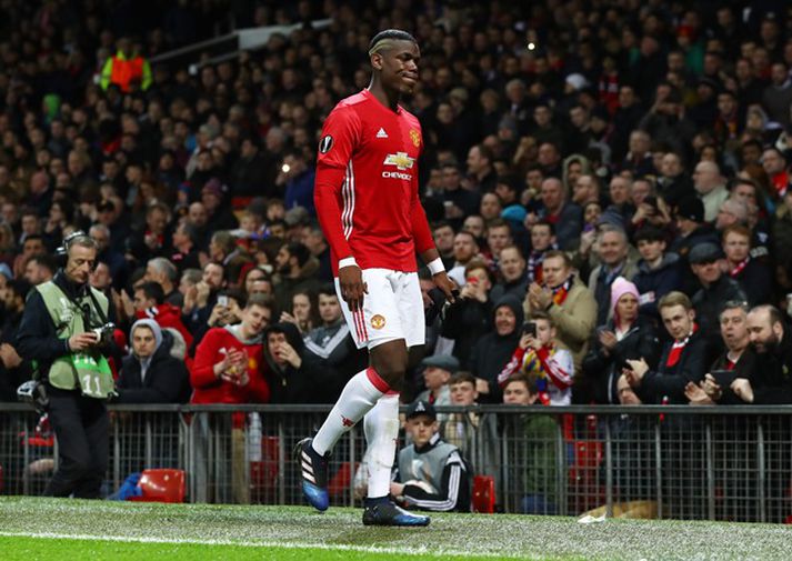 Paul Pogba er eini rauði á miðjunni.