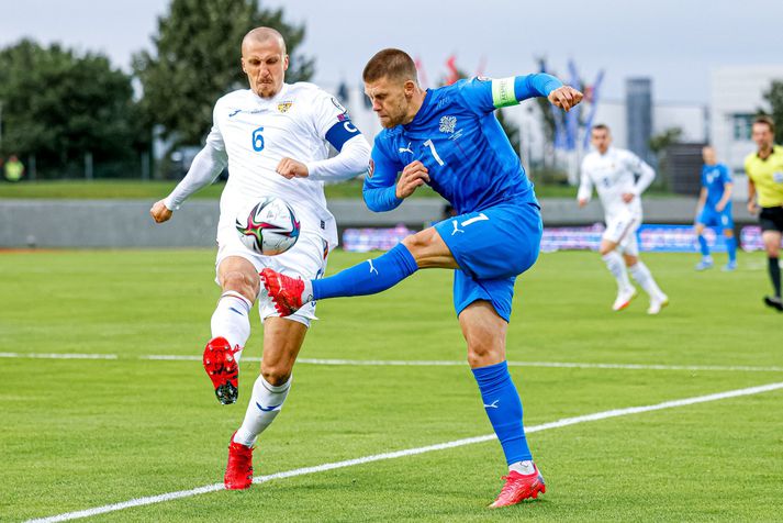 Fyrirliðar landanna tveggja - Jóhann Berg Guðmundsson og Vlad Chiricheș - í baráttunni.