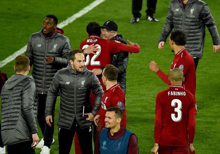 Klopp og Matip fallast í faðma eftir sigurinn á Börsungum.