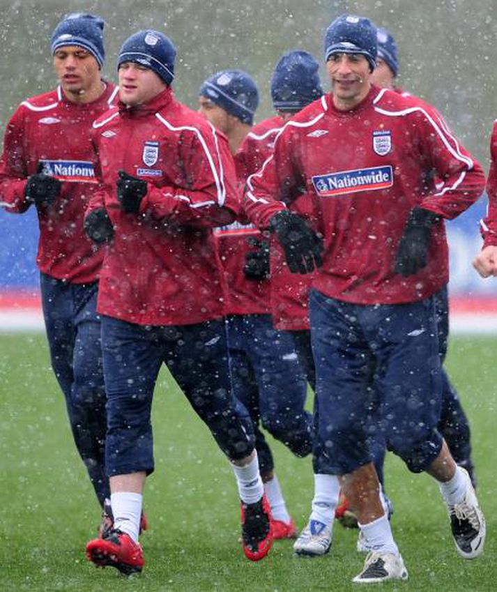 Wes Brown, Wayne Rooney og Rio Ferdinand skokka hér á æfingunni í morgun. Líklega ansi sáttir með úrslit gærdagsins.