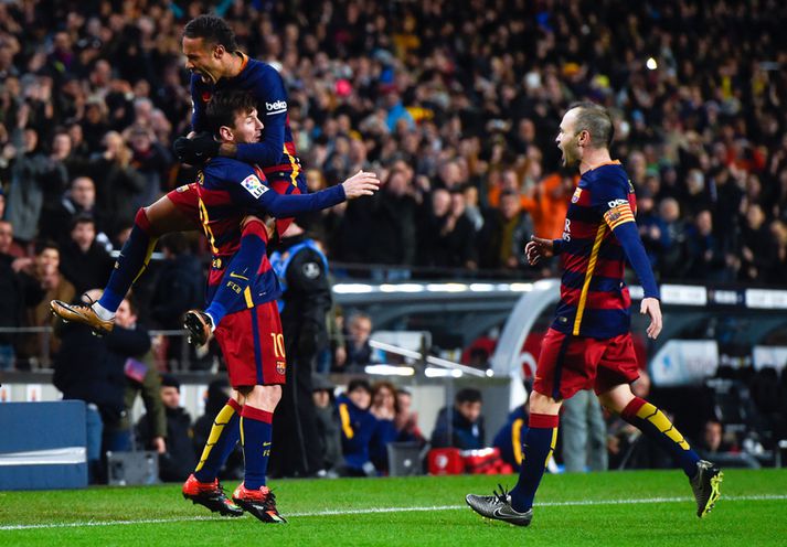 Neymar og Andrés Iniesta fagna Lionel Messi í kvöld.
