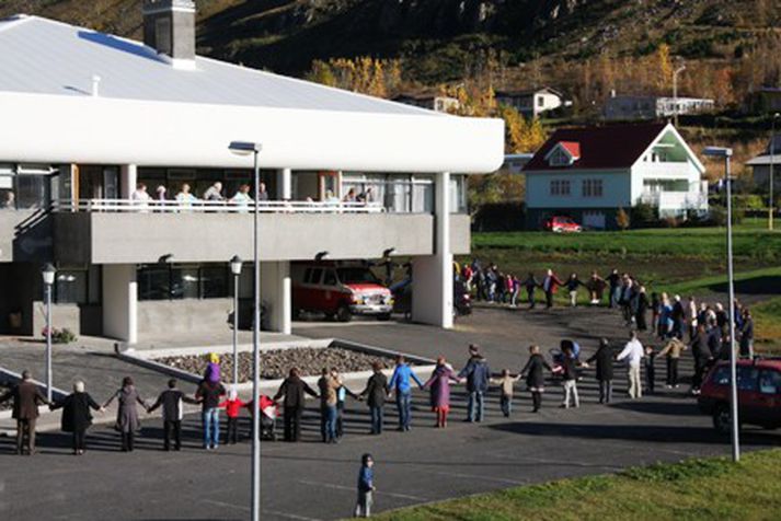 Sleginn var hringur utan um Sjúkrahúsið á Seyðisfirði í mótmælunum.