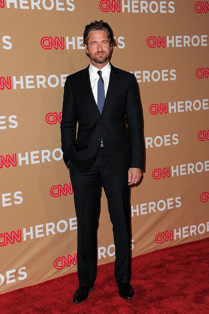 Gerard Butler lenti á bólakafi í sjónum eftir brimbrettaóhapp.