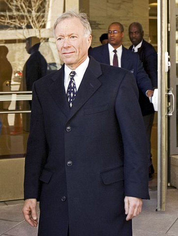 Dómarinn sagðist þurfa að sýna að tekið 
væri af hörku á glæpum í opinberu starfi.