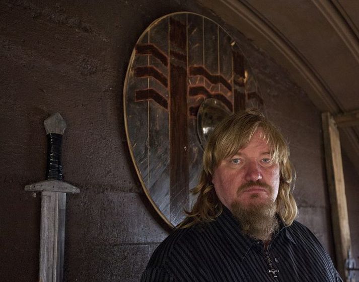 Víkingur í Félagsheimili Gunnar Víking Ólafsson, formaður Víkingafélagsins Einherja í Reykjavík, í húsnæði félagsins í Nauthólsvík. Einherjar sýna sig og listir sínar í Hallargarðinum í Reykjavík á hátíðarhöldunum 17. júní næstkomandi.