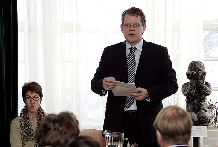 Árni Magnússon. Lögmenn segja brot félagsmálaráðherra á Valgerði alvarlegt. Fagna beri dómi Hæstaréttar.