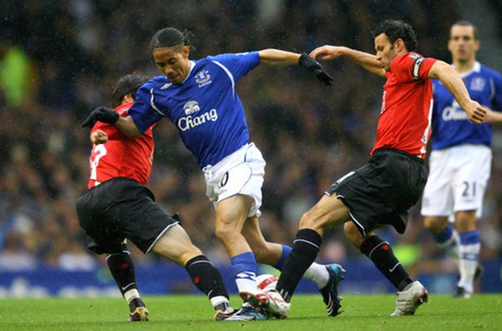 Ryan Giggs reynir hér að ná boltanum af Steven Pienaar.