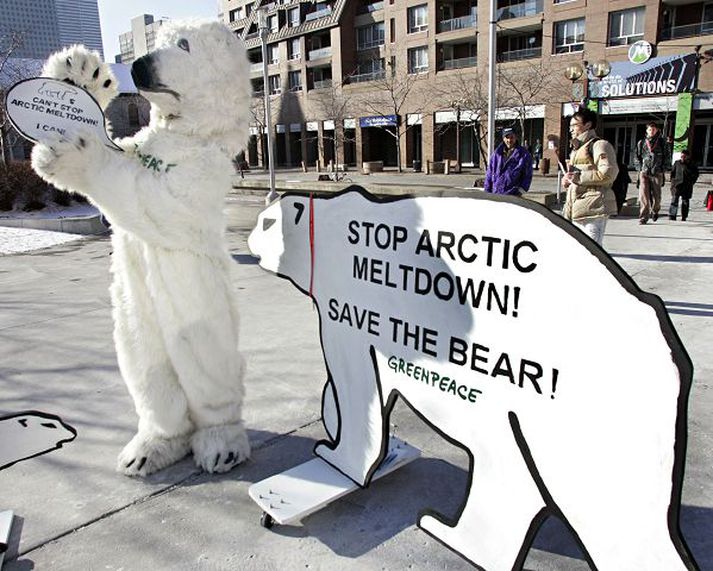 Mótmæli grænfriðunga. Grænfriðungar stóðu fyrir mótmælum fyrir utan loftslagsráðstefnu Sameinuðu þjóðanna í Montreal í Kanada og hvöttu til aðgerða til að stöðva bráðnun norðurskautsíshellunnar.