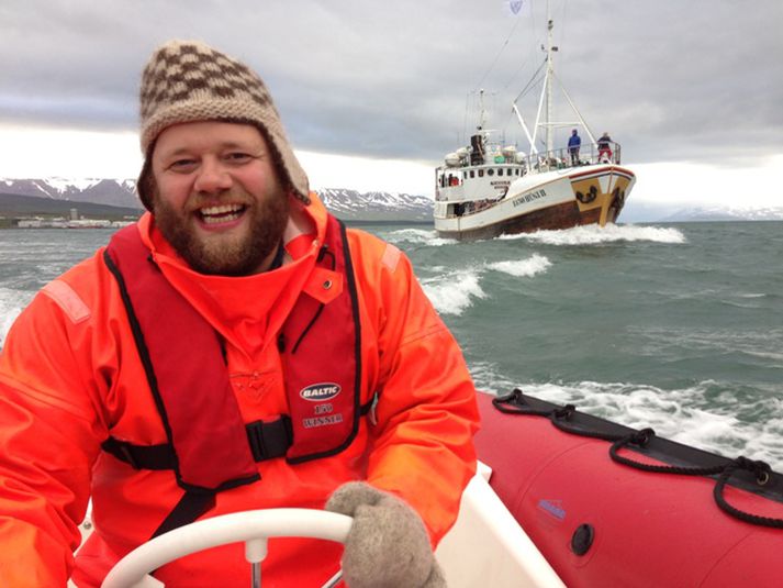 Hér siglir túrstjórinn, Jón Þór, með Húna í baksýn.