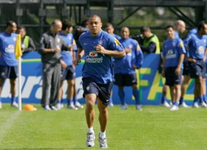Ronaldo á æfingu með brasilíska landsliðinu á knattspyrnuvelli í smábænum Weggis í Sviss.