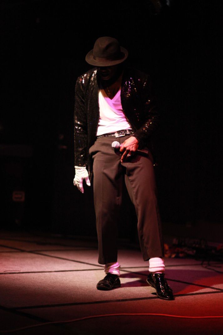 Alan Jones er vanur að bregða sér í líki poppkóngsins Michael Jackson.