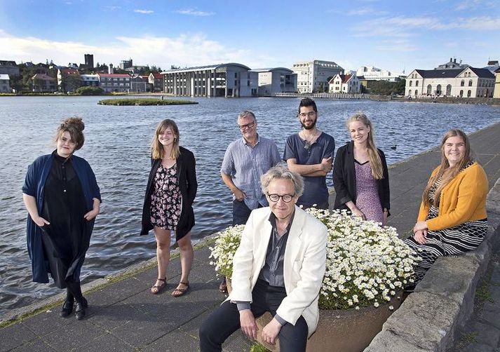 Sigríður Thorlacius, Ásta Björg Björgvinsdóttir, Gunnar Gunnarsson, Tómas R. Einarsson, Kristófer Rodríguez Svönuson, Guðný Anna Árnadóttir og Anna Dúna Halldórsdóttir. Þær Ásta Björg, Guðný Anna og Anna Dúna eru úr tólf manna sönghópnum Við Tjörnina.