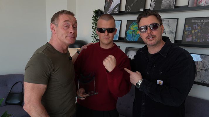 Ívar Guðmunds og Steindi sem kíktu í heimsókn til Birnis og afhendu honum verðlaunagripinn fyrir bestu plötu ársins.