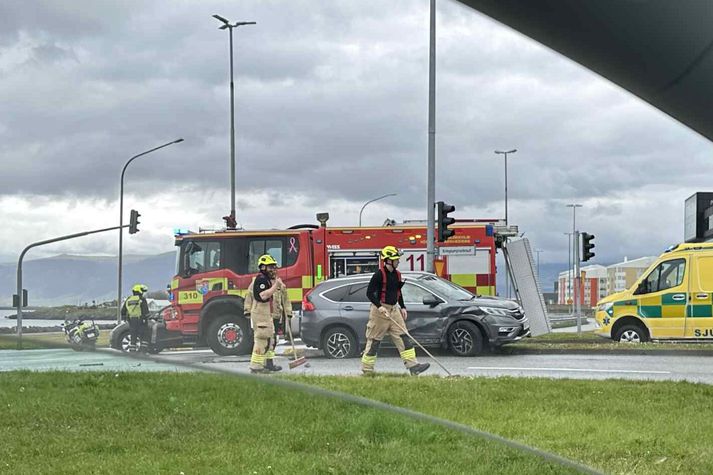Slökkviliðsmenn eru að störfum á Kringlumýrarbraut.