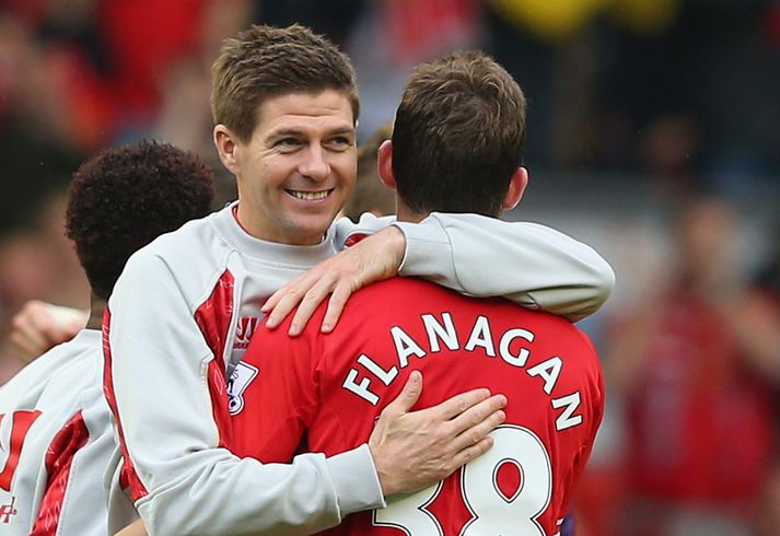 Steven Gerrard faðmar Jon Flanagan eftir sigurinn gegn Tottenham.