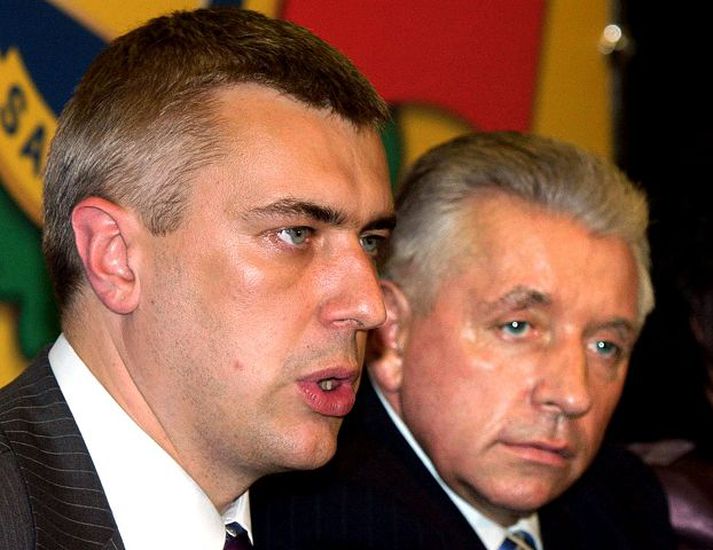 Leiðtogar tveggja litlu flokkanna í ríkisstjórn Póllands skýrðu í gær frá því að flokkarnir verði sameinaðir.