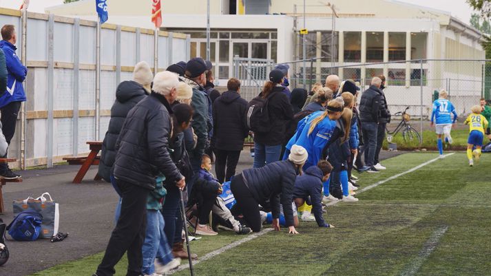 Nálægð foreldra er oft mikil. Á N1 mótinu á Akureyri hefur það oft sést að áhorfendur eru komnir inn á völlinn. 