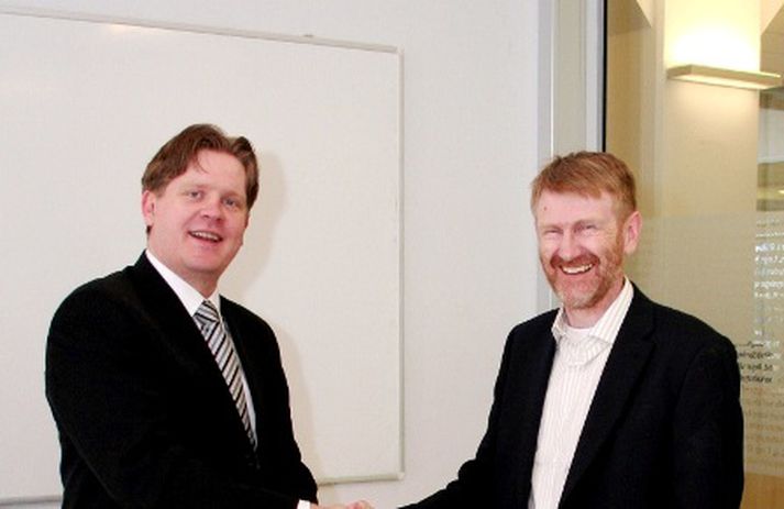 Gestur G. Gestsson frá Vodafone og Snorri Styrkársson frá Fjölneti handsala samninginn.