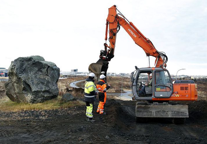 Grásteinn Álfasteinninn í landi Keldna er bæði tvíklofinn og á haus eftir fyrri flutninga vegna vegaframkvæmda. Að þessu sinni er nýr göngu- og hjólastígur sveigður framhjá Grásteini.Fréttablaðið/GVA