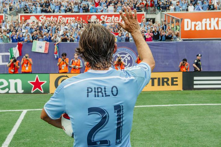 Pirlo þakkar áhorfendum fyrir stuðninginn í gær.