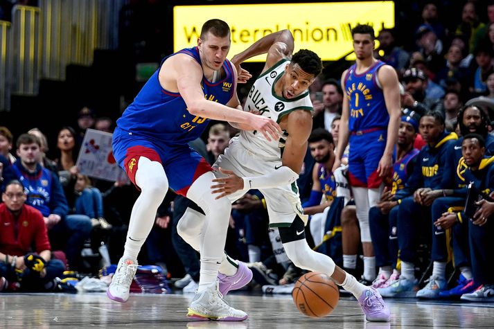 Nikola Jokic og Giannis Antetokounmpo berjast um boltann í nótt.