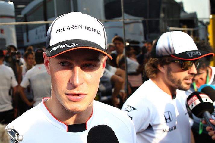 Stoffel Vandoorne og Fernando Alonso veita viðtöl á Monza brautinni.