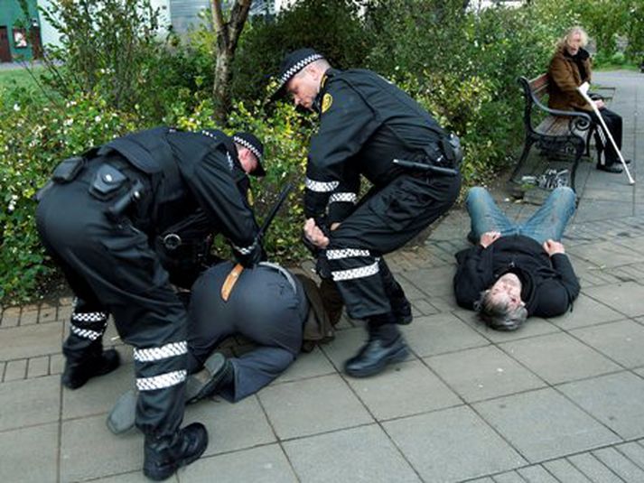 Lögreglumenn handtóku manninn eftir að þeir áttuðu sig á því að hann var með hníf á sér.