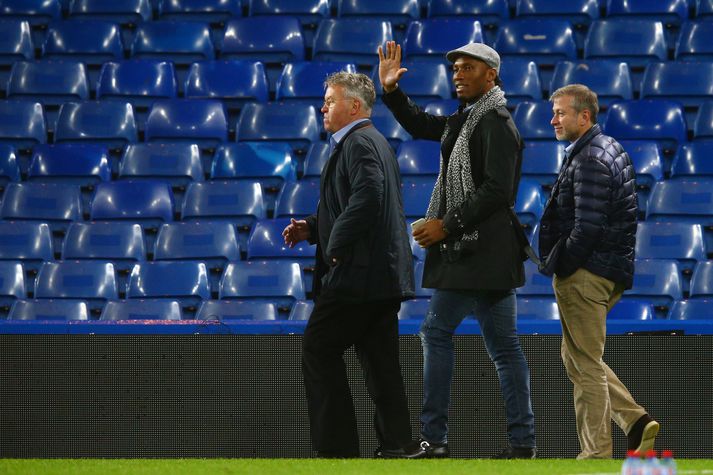 Drogba veifar til stuðningsmanna Chelsea.