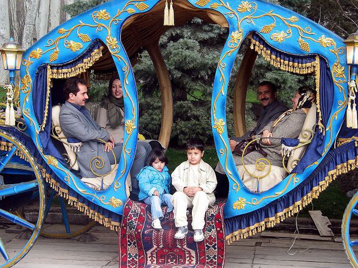Írönsk fjolskylda stillir sér upp við Sa'd Abad-höllina þar sem Mohammed Reza Pahlavi tók á móti gestum fyrir byltinguna.