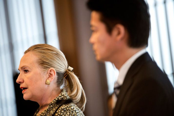 Hillary Clinton, utanríkisráðherra Bandaríkjanna ávarpar fundargesti í Tókýó.