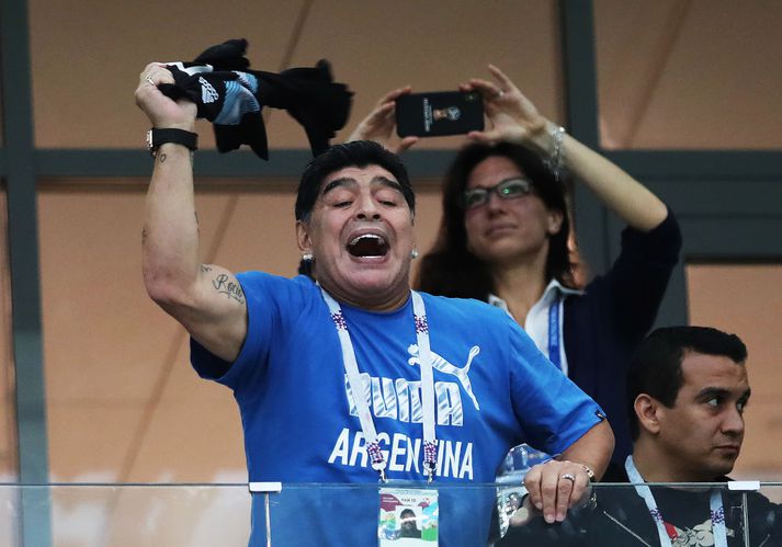 Maradona tók vel undir með þjóðsöngnum fyrir leikinn gegn Króatíu