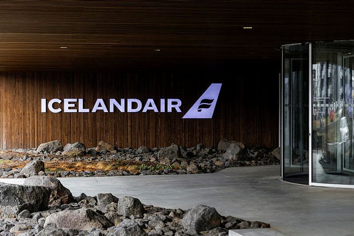 Starfsfólk á plani hjá Icelandair fær mikið hrós frá farþega vegna skyndilegs skorts á flugmönnum fyrir ferðalag til Seattle í síðustu viku.