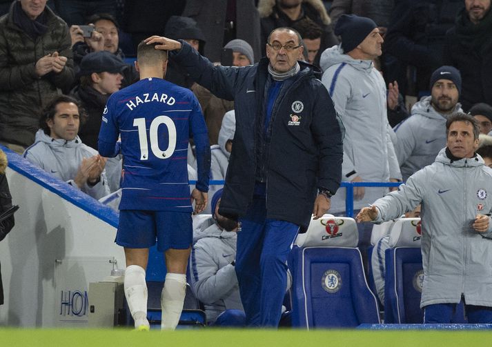 Sarri klappar Hazard á kollinn.