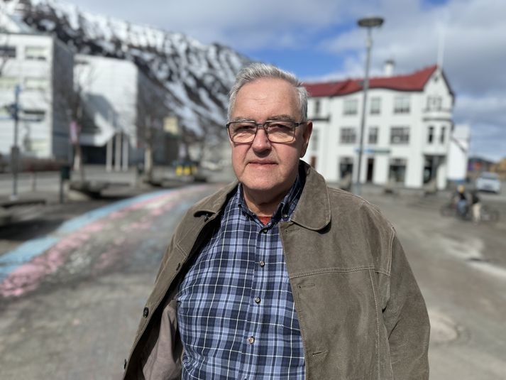 Guðmundur, fyrrverandi hafnarstjóri, kveðst vera flökkudýr í eðli sínu en hann hefur búið víða um heim, til dæmis í Asíu. Það var hins vegar Ísafjörður sem fékk hann til að vilja setjast að. Mannlífið sé með ólíkindum gott og mikið um að vera. Þótt hann sé kominn á eftirlaun er hann eiginlega aldrei heima hjá sér því dagskráin er full.