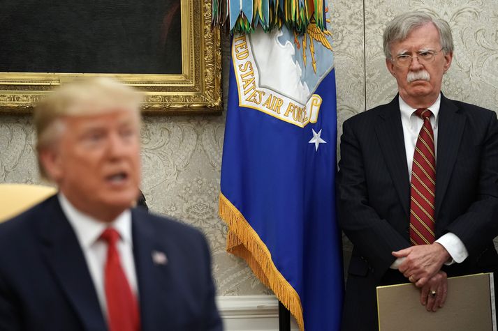 Donald Trump í forgrunni og John Bolton horfir á.