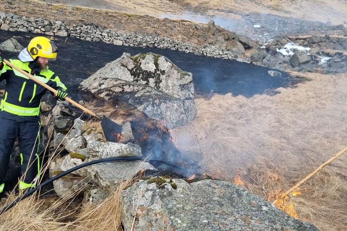 Slökkvilið frá tveimur stöðum í Fjarðabyggð og frá Djúpavogi í Múlaþingi var kallað út.