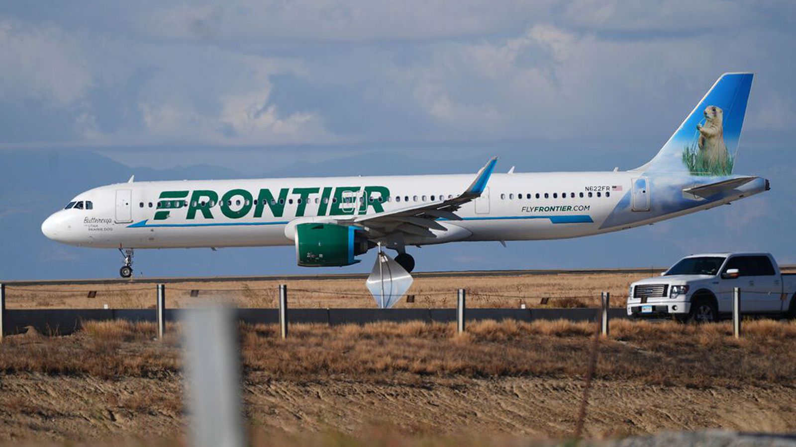 Maður varð fyrir flug­vél á flug­braut og lést